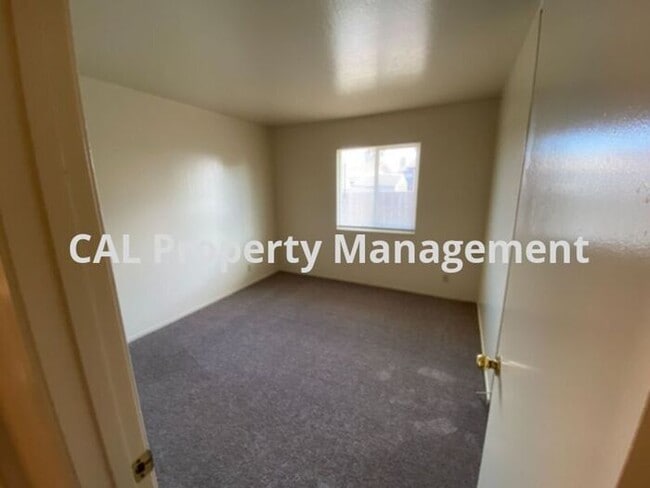 Building Photo - Charming 3-Bedroom, 2-Bathroom Home with Fireplace & Fenced Backyard