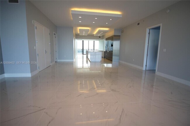 Building Photo - 5000 Island Estates Dr