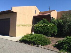Building Photo - 3 Bedroom, 2 Bath 2 Garage Condominium