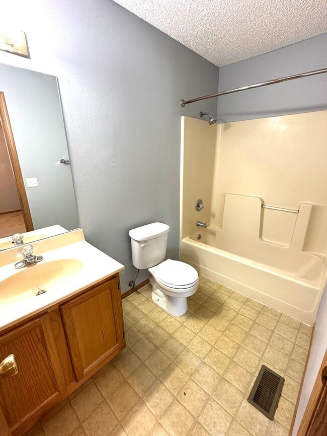 Building Photo - For Lease: 3 Bed, 2 Bath Central Joplin-$1200
