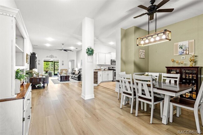 Building Photo - 615 W Rexford Dr