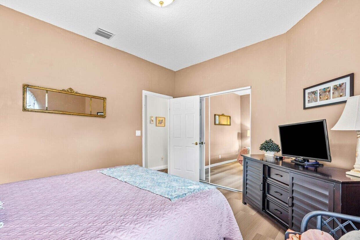 Building Photo - 9756 Arbor View Dr S