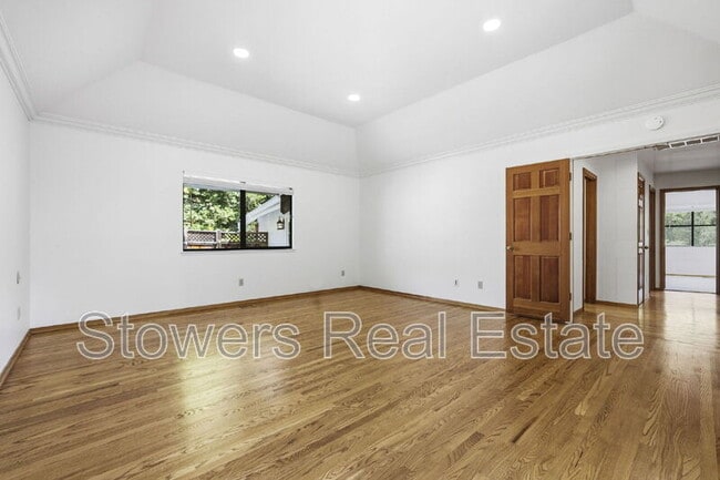 Building Photo - 618 Banister Ln