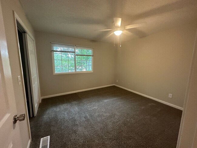 Building Photo - 2 bedroom 1.5 Bath Townhouse Village Green