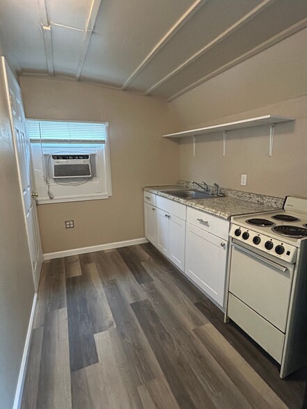 Building Photo - 808 W Cypress Ave