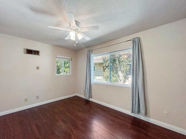 Building Photo - Modern Second-Story 2B/2BA in the Heart of...