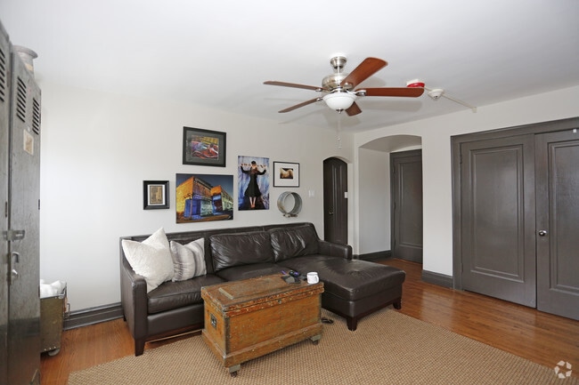 1BR, 1BA - Living Room - 304 W Touhy Ave