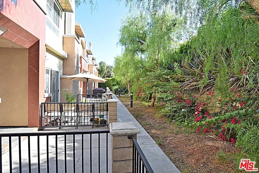 Building Photo - 532 N Mariposa Ave