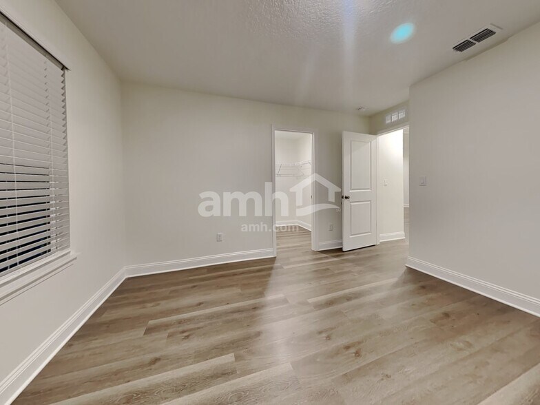 Building Photo - 11638 Hillside Dr