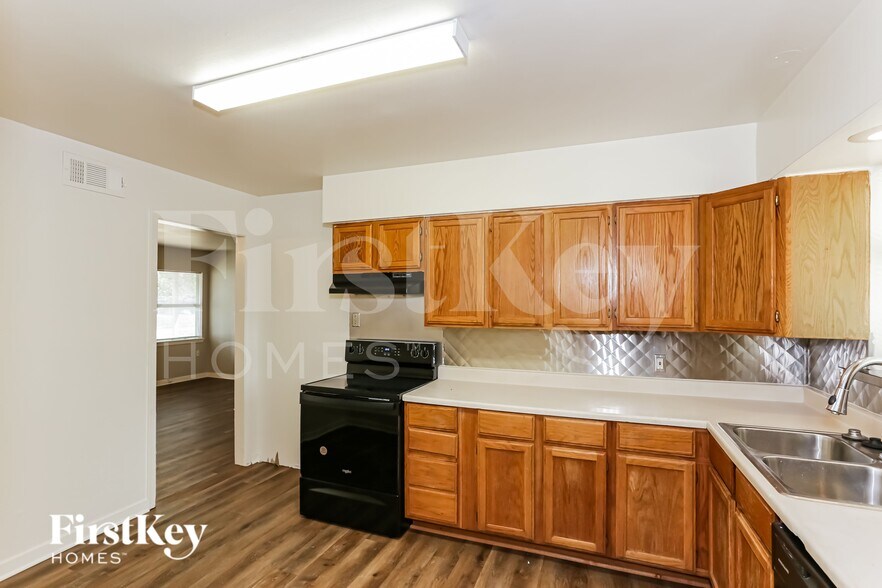 Building Photo - 10455 Plummer Dr
