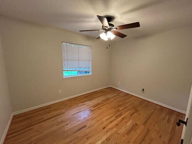 Building Photo - Spacious and Perfectly located 4/2 home in...