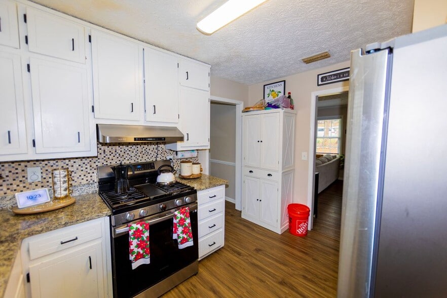 Building Photo - 917 Chartley Dr SW