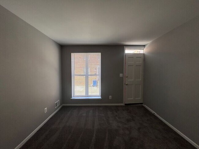 Building Photo - 1 Bedroom Plus Den House