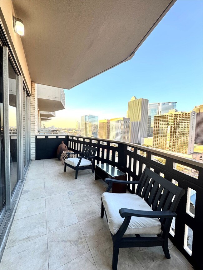 Building Photo - 2016 Main St