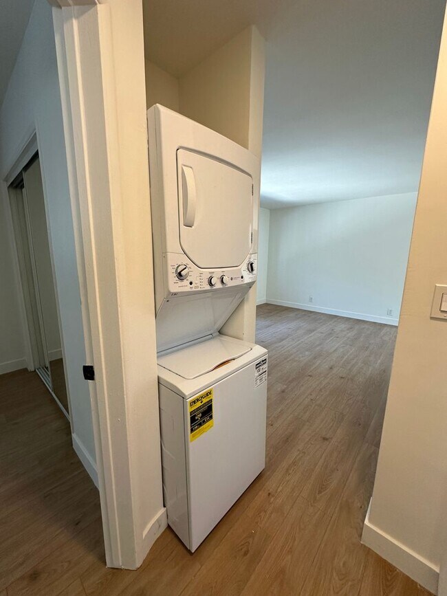 Building Photo - 2 Bed 1 Bath in the Beautiful Redondo Beac...