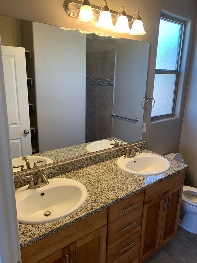 Building Photo - Beautiful Home in Hurricane