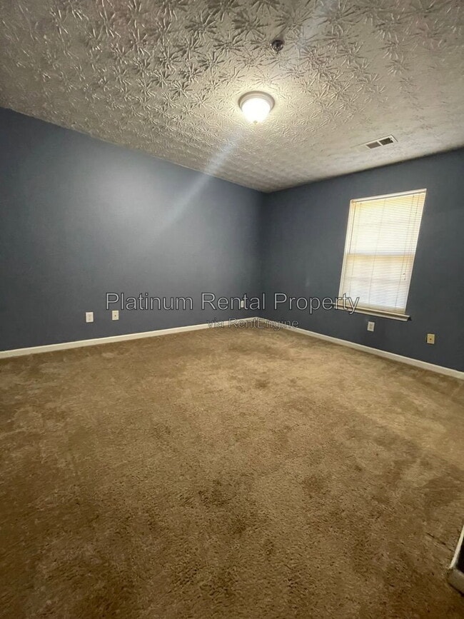 Building Photo - 244 Village Square Dr