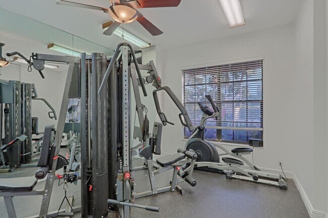 Building Photo - 2320 Treasure Isle Dr