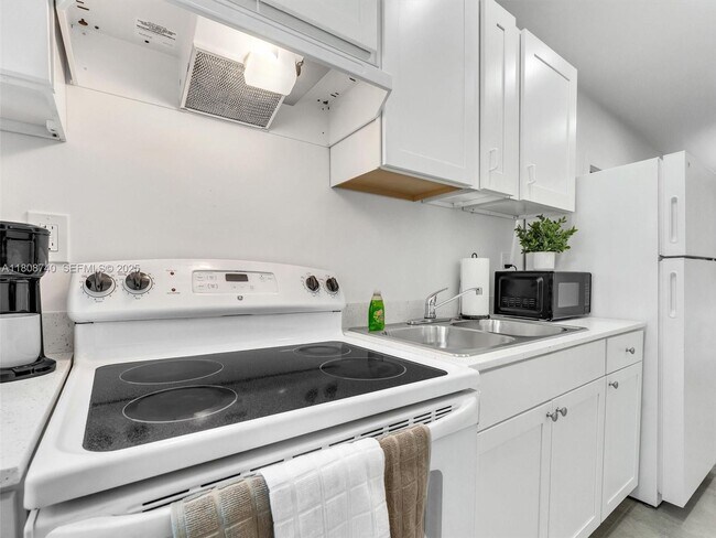 Building Photo - 5517 NW 1st Pl