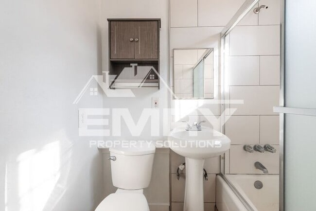 Building Photo - 2 Bedroom 1 Bathroom Rental in Huntington Park CA 90255