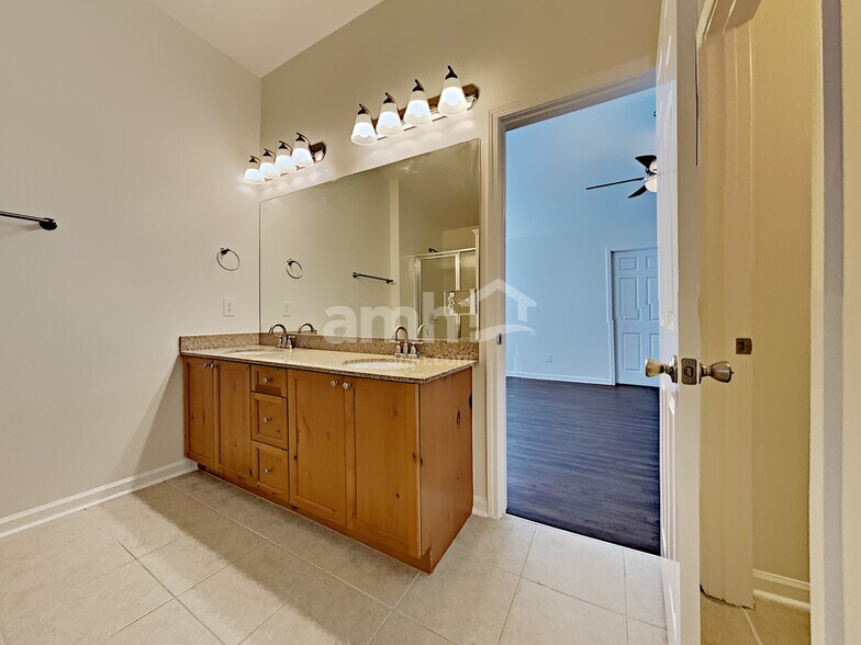 Building Photo - 488 Lincolnwood Ln