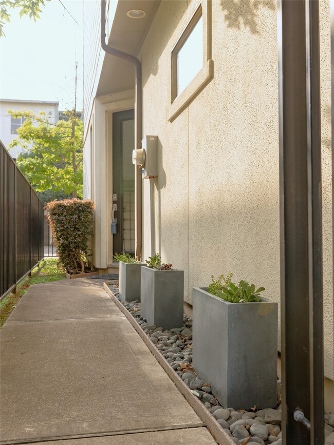 Building Photo - 1630 Dennis St