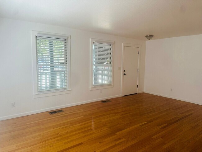 Building Photo - Spacious 1 Bedroom in Downtown Sacramento Where Convivence Is KEY! CALL Today To Schedule a Showing!