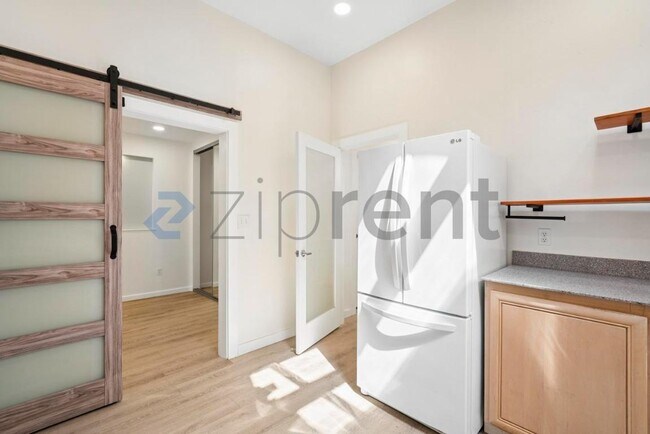Building Photo - Unit B