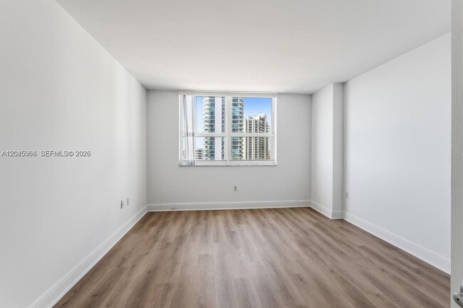 Building Photo - 1155 Brickell Bay Dr