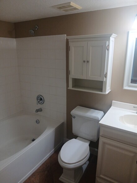 Building Photo - 1319 Villa Ln
