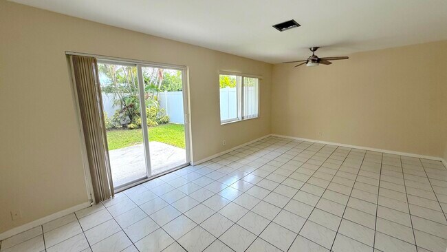 Building Photo - 103 Laredo Ln
