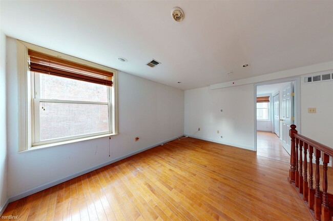 Building Photo - 1 br, 1 bath Triplex - 2122 RACE ST Unit 103