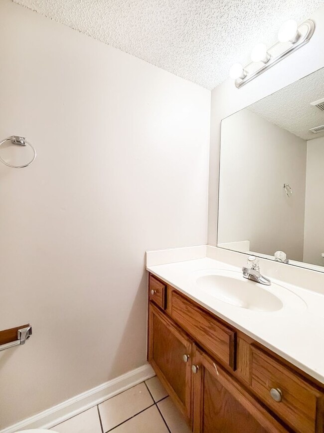 Building Photo - 464 Guyler St