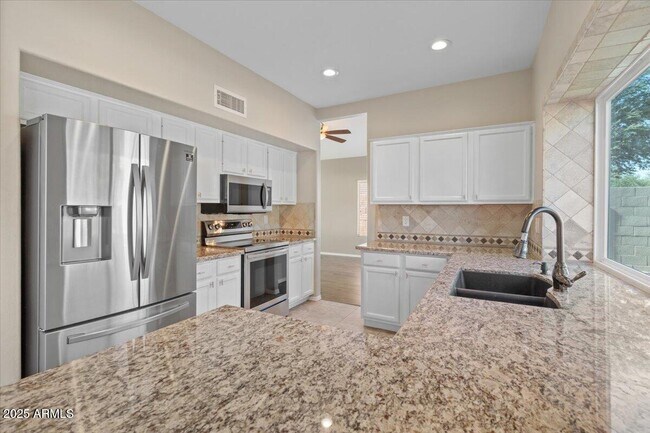 Building Photo - 9416 E Sutton Dr