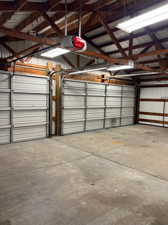 Building Photo - Charming 5 Bed, 2 bath home in the heart of Rexburg with detached 3 CAR GARAGE!!!!