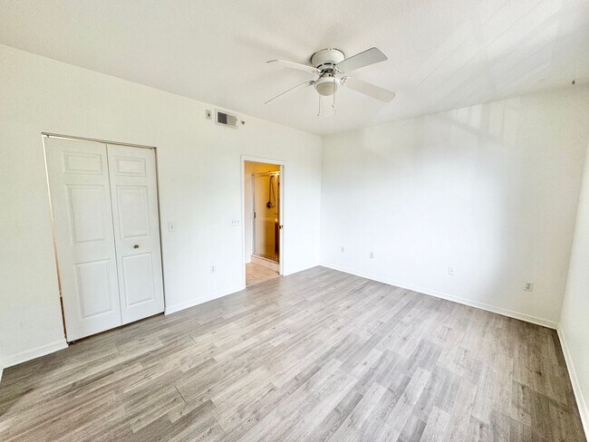 Building Photo - ** FAIRWAY PRESERVE ** 2 BED / 2 BATH CONDO - PET OK! - NORTH NAPLES - ANNUAL RENTAL