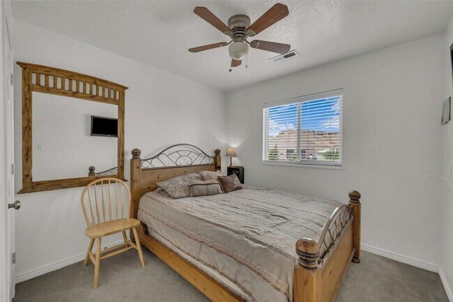 Building Photo - Hidden Valley Townhome!! END UNIT!