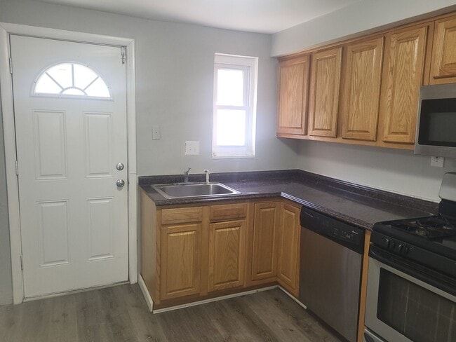 Building Photo - 3 bedroom duplex in Penn Hills with drivew...