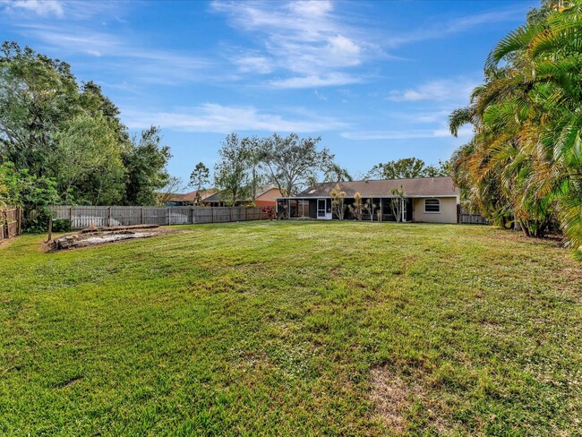 Building Photo - Braden River Lakes 3 Bedroom Fenced Yard &...