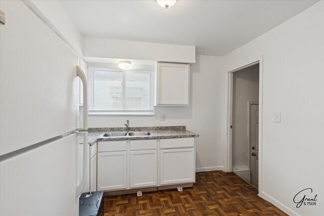 Building Photo - $1300 3 bedroom