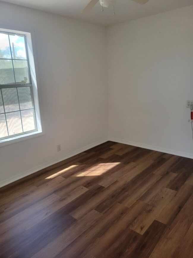 Building Photo - 2 Bed/1Bath and Bonus Room