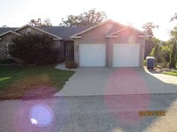 Building Photo - 4 bedroom duplex in Camdenton
