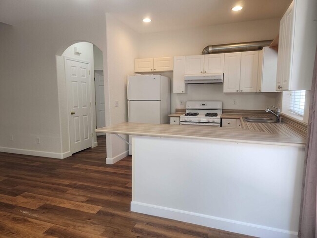 Building Photo - Cute 3 bedroom, 2.5 bath two story home with 1448 sq ft of living space