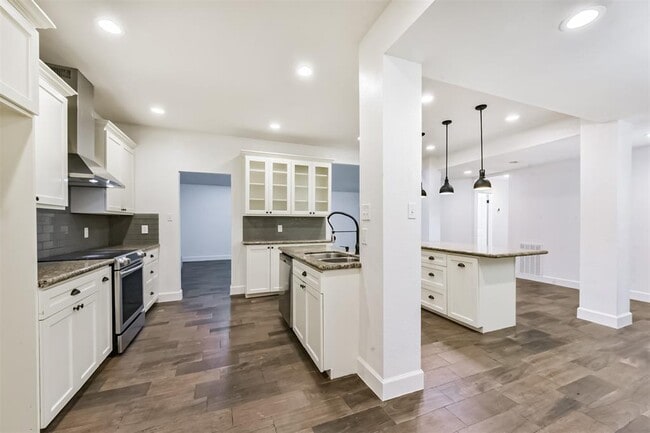 Building Photo - 210 Gentilly Dr