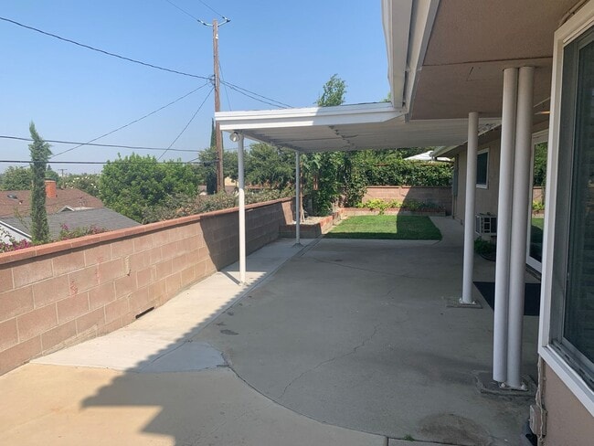 Building Photo - Gorgeous Two Story /Five Bedrooms in Burbank With Fantastic Views!!!