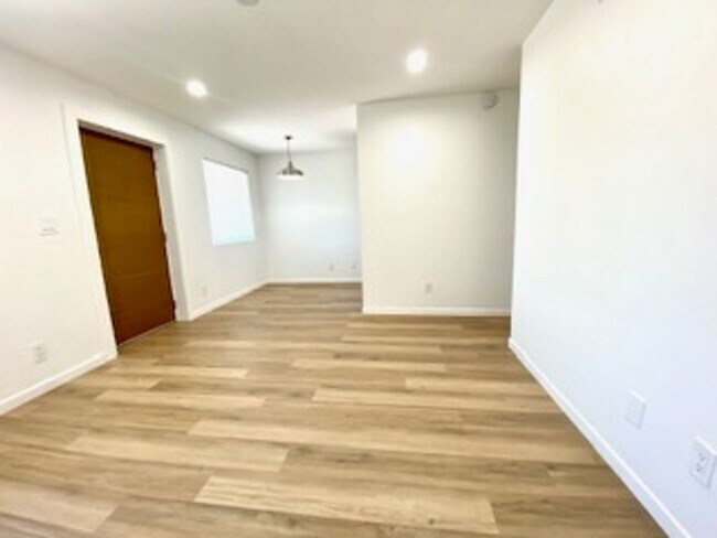 Building Photo - 4 bed 3, bath with connected guest house