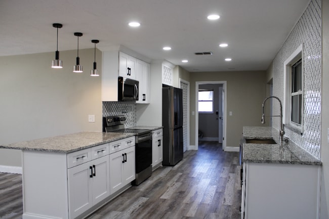 Building Photo - 208 S Lucille St