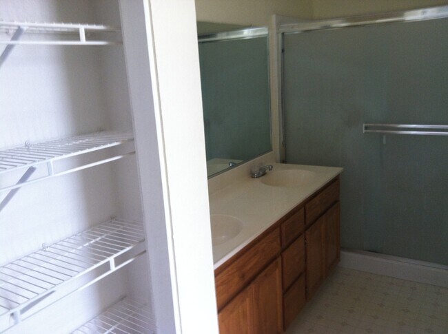 Building Photo - Charming Home in North Turlock