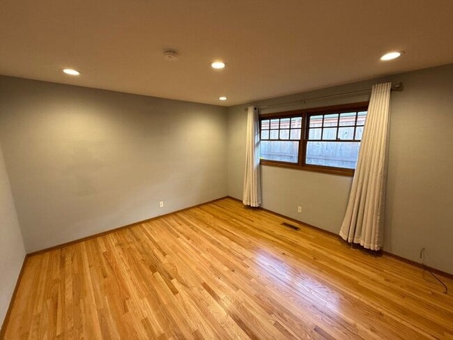 Building Photo - 610 Liberty St SE