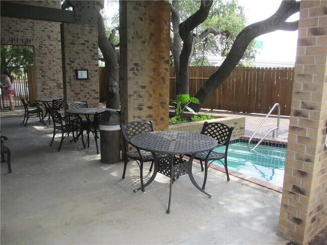 Building Photo - 8888 Tallwood Dr